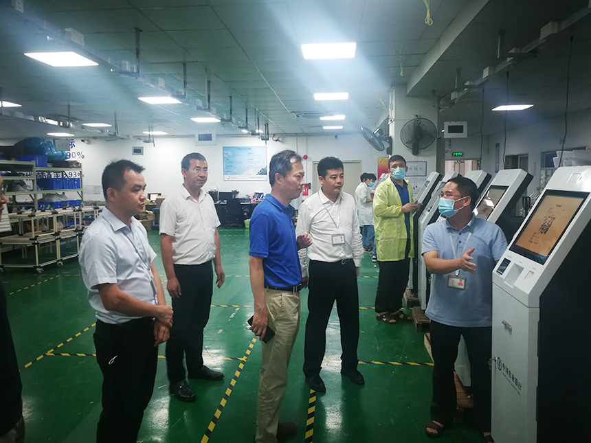 參觀車間，了解農(nóng)業(yè)銀行船票售賣設(shè)備