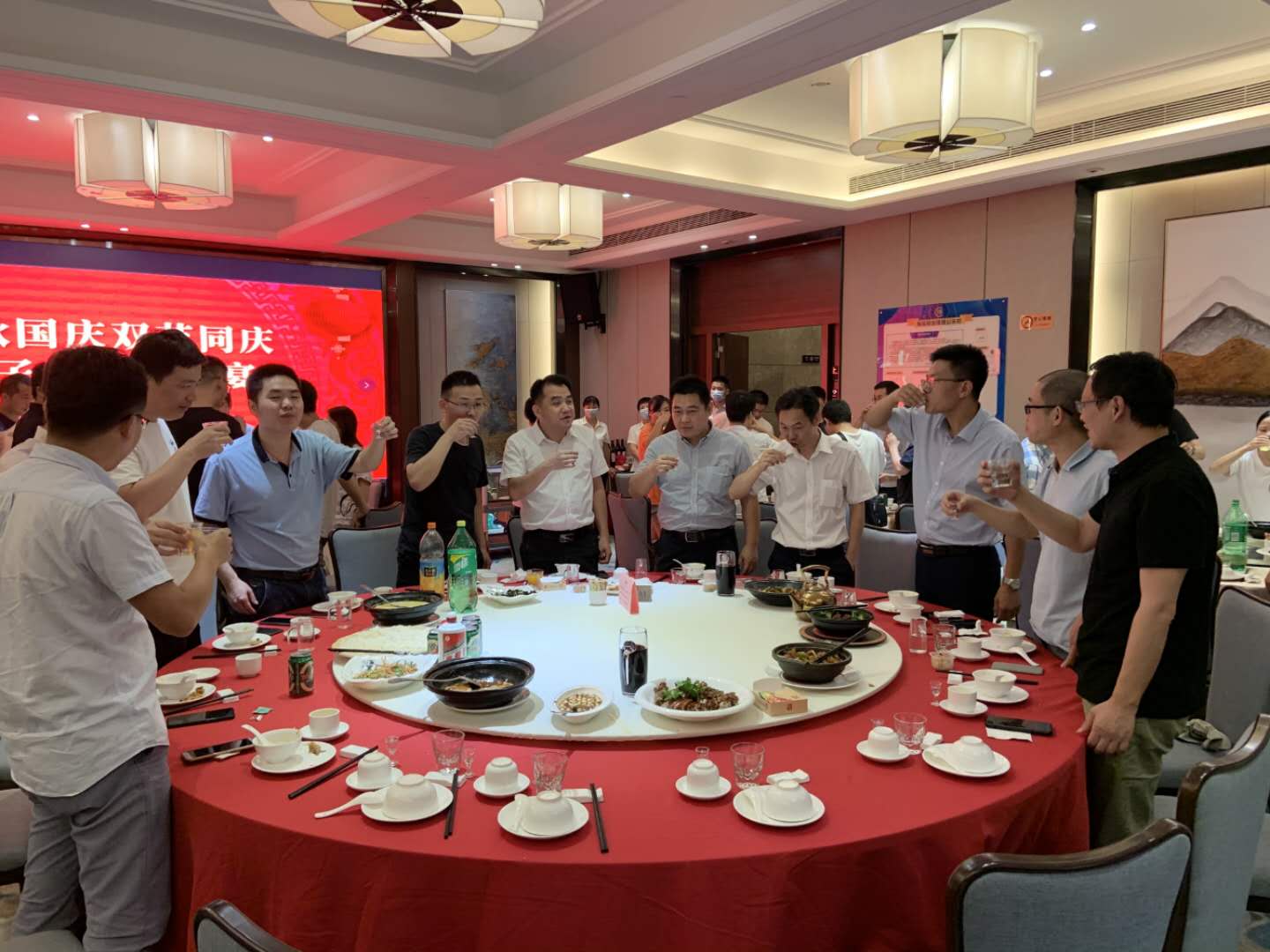 中秋國(guó)慶雙節(jié)同慶，旭子家人團(tuán)圓宴
